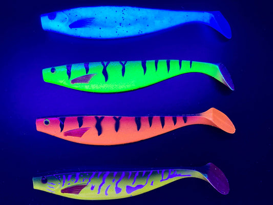 Softbait / Gummifisch 4er Set | 15cm | UV aktiv | Farben für trübe und klare Gewässer